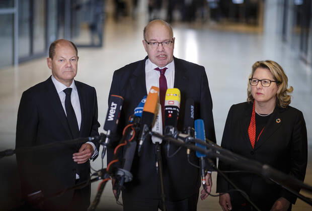 Bilder des Jahres 2020, News 01 Januar News Themen der Woche KW05 Bundesfinanzminister Olaf Scholz, SPD, Bundeswirtschaftsminister Peter Altmaier, CDU, und Bundesumweltministerin Svenja Schulze, SPD, geben gemeinsam ein Pressestatement, anlaesslich des Kohleausstiegsgesetzes im Deutschen Bundestag in Berlin. 29.01.2020. Berlin Deutschland