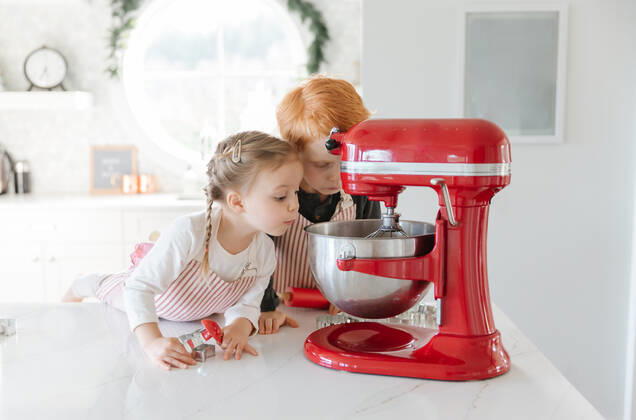 IMAGO Creative: Haushaltsgeräte - Küchenmaschine Two toddlers baking christmas cookies looking in a mixer Courtenay, BC, Canada CR_EMYE191211E-250058-01