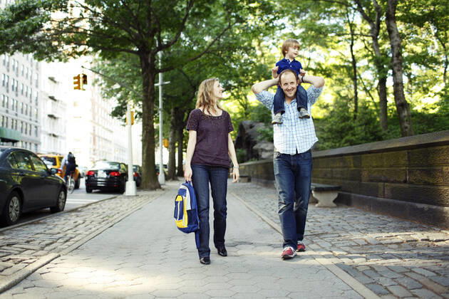 IMAGO Creative: Gesellschaft, Schule, Schulanfang Parents walking son to preschool or daycare New York, NY, United States CR_ISKO191211B-258156-01
