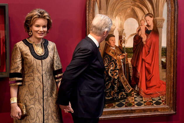 Bilder des Jahres 2020, Entertainment 01 Januar Entertainment Themen der Woche KW05 Entertainment Bilder des Tages Queen Mathilde of Belgium and King Philippe - Filip of Belgium look at the Madonna van Nicolaas van Maelbeke panel (thought to be Van Eyck s final work) during a royal visit to the opening of the Van Eyck. Een optische revolutie (Van Eyck An Optical Revolution - Van Eyck Une Revolution optique) exhibition on Van Eyck at the Museum voor Schone Kunsten in Gent, Thursday 30 January 2020.  DIRKxWAEM 2465756