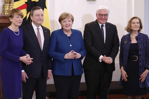 Bilder des Jahres 2020, News 01 Januar News Themen der Woche KW05 News Bilder des Tages Elke Büdenbender, Ehefrau von Frank-Walter Steinmeier, Mario Draghi, ehemaliger Präsident der Europäischen Zentralbank, Bundeskanzlerin Angela Merkel, Bundespräsident Frank-Walter Steinmeier, Maria Serenella, Ehefrau von Mario Draghi, Deutschland, Berlin, Schloss Bellevue, Ansprache BPr Steinmeier und Verleihung des Verdienstordens der Bundesrepublik Deutschland an Mario Draghi, 31.01.2020