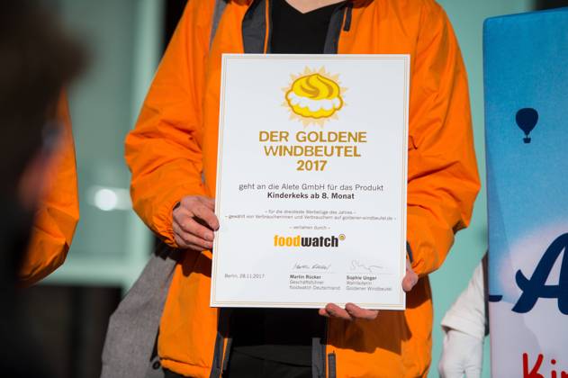 Food Watch vergibt den Goldenen Windbeutel an Alete 28.11.2017 Bad Homburg x1x Food Watch vergibt den Goldenen Windbeutel für die größte Webelüge an die Firma Alete . Der Negativ-Preis wurde für den hohen Zuckergehalt im Alete Kinderkeks ab dem 8. Monat verliehen. Im Bild: Demonstrationszug zur Siemensstraße 21, Firmensitz von Alete. Bad Homburg Bad Homburg Hessen Germany