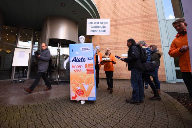 Food Watch vergibt den Goldenen Windbeutel an Alete 28.11.2017 Bad Homburg x1x Food Watch vergibt den Goldenen Windbeutel für die größte Webelüge an die Firma Alete . Der Negativ-Preis wurde für den hohen Zuckergehalt im Alete Kinderkeks ab dem 8. Monat verliehen. Im Bild: Demonstrationszug zur Siemensstraße 21, Firmensitz von Alete. Bad Homburg Bad Homburg Hessen Germany