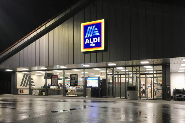 Filiale ALDI Sued, bei Nacht,beleuchtet, Lebensmittel Discounter,Schild,Logo,Firmenemblem,
