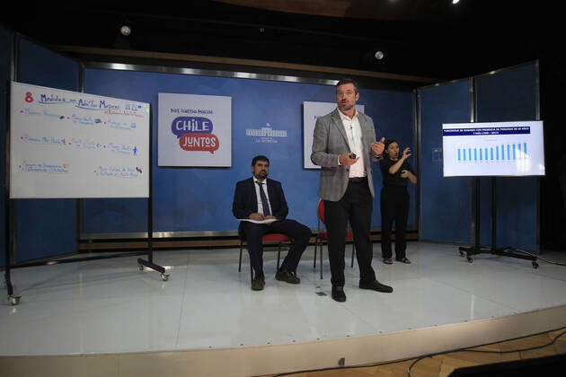 Santiago, 3 February 2020 The Minister of Social Development and the Family, Sebastian Sichel, together with the director of Senama, Pablo Pizarro, present the figures that leave the elderly as part of the 16 2 of the national population, they also give figures on dependency, health, quality of life and how the benefits are progressing to increase their income and decrease their expenses Jonnathan Oyarzu Copyright: JONNATHANxOYARZUN ATONxCHILE
