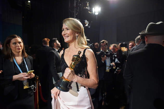 OSCARS: Beste Nebendarstellerin, Preisträgerinnen 2011-2020 Laura Dern poses backstage with the Oscar for Actress In A Supporting Role during the live ABC Telecast of The 92nd Oscars at the Dolby Theatre in Hollywood, CA on Sunday, February 9, 2020. Los Angeles CA USA  Copyright: xMattxPetitx 339671187PLX