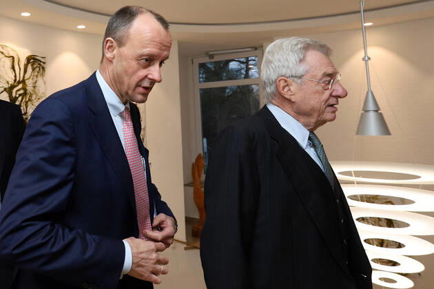 Friedrich Merz (CDU) Mi. und Heinrich Weiss re. CDA Preisverleihung Roswith Oerter Preis an Heinrich Weiss Inhaber SMS Group am 10.02.2020 in Siegen Deutschland