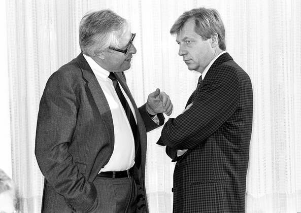 Bernhard VOGEL , Ministerpraesident von Rheinland-Pfalz , und Eberhard DIEPGEN , Regierender Buergermeister von Berlin , ( beide CDU ) im Oktober 1988 Bernhard VOGEL , Prime Minister of Rhineland-Palatinate , and Eberhard DIEPGEN , Mayor of Berlin , ( both CDU ) in October 1988