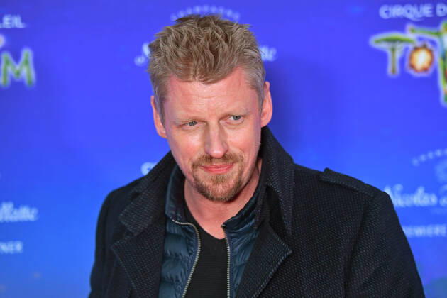 Martin GRUBER (Schauspieler), Einzelbild,angeschnittenes Einzelmotiv,Portraet,Portrait,Porträt. Roter Teppich,Red Carpet,Arrival. TOTEM von Cirque du Soleil, am 13.02.2020 in Muenchen,