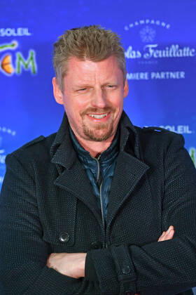 Martin GRUBER (Schauspieler), Einzelbild,angeschnittenes Einzelmotiv,Halbfigur,halbe Figur. Roter Teppich,Red Carpet,Arrival. TOTEM von Cirque du Soleil, am 13.02.2020 in Muenchen,