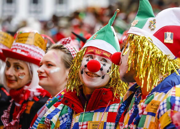 2020 Bilder des Jahres, News 02 Februar News Themen der Woche KW08 20.02.2020, Koeln, Rheinland, Nordrhein-Westfalen, Deutschland - Karneval in Koeln, an Weiberfastnacht wird auf dem Alter Markt traditionell der Strassenkarneval eroeffnet, der dann am Rosenmontag seinen Hoehepunkt findet, bunt kostuemierte Karnevalisten feiern vor der Buehne. Koeln Nordrhein-Westfalen Deutschland