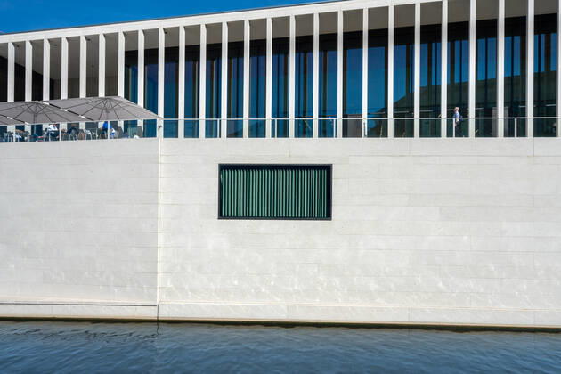 IMAGO Kreativ: Urbane Kultur - Sommer auf den Dächern die neu erbaute James Simon Galerie zwischen Kupfergraben und Neuem Museum, Berlin, Deutschland