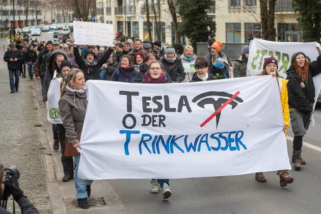 2020 Bilder des Jahres, News 02 Februar News Themen der Woche KW08 News Bilder des Tages Brandenburg Tesla Protest Mehrere hundert Menschen protestierten am Samstag den 22. Februar 2020 im brandenburgischen Erkner gegen den Bau der Tesla-Gigafactory gegen geplante Tesla-Gigafactory in Gruenheide. Sie forderten schadstofffreies und ausreichendes Trinkwasser, den Erhalt unserer Landschaft und Schutzgebiete, saubere Luft, den Schutz vor der Zunahme von Verkehrslaerm und dass Gruenheide und Umgebung auch in Zukunft als Naherholungsgebiet erhalten bleiben soll. Ein von Seen und Fluessen durchzogenes Waldgebiet ist der falsche Standort für eine Industrieansiedlung , so die Organisatoren der Demonstration. 22.2.2020, Erkner