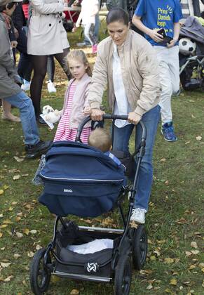 Crown Princess Victoria, Prince Oscar, Princess Estelle Prince Daniels race and Sports Day 2017, Hagaparken, Stockholm Sweden royal house Sweden x2551x, Copyright: xTTxImagex xIBLx Prince Daniel s Race and Sports Day, Hagaparken, Solna, Sweden,
