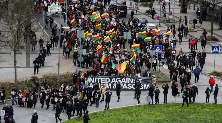 2020 Bilder des Jahres, News 02 Februar News Themen der Woche KW08 22.02.2020, xmgx, Lokal Hanau , Demonstration und Mahnwache nach Terror in Hanau Bluttat, Terror, Schiesserei, Mord, Tot , Gedenkfeier, Tobias R, Terrorist, Trauer, Hanau, Demonstation, Mahnwache v.l. Demo, Plakate, Fridays fot Future Hanau, Kundgebung Uebersicht, Hanau Hessen Deutschland (DE)