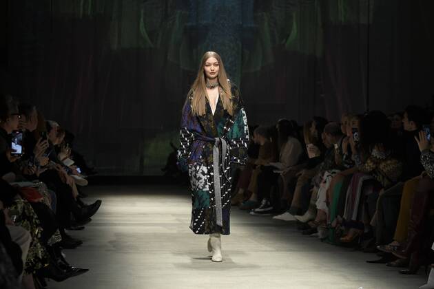 Entertainment Bilder des Tages Milan, Italy MFW MISSONI photocall and show MILAN FASHION WEEK woman Fall-Winter 2020-21 In the photo: Bella Hadid MISSONI show Copyright: xNickxZonnax xIPAx xNickxZonnax
