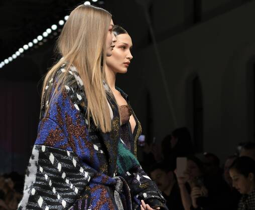 Entertainment Bilder des Tages Milan, Italy MFW MISSONI photocall and show MILAN FASHION WEEK woman Fall-Winter 2020-21 In the photo: Bella and Gigi Hadid MISSONI show Copyright: xNickxZonnax xIPAx xNickxZonnax