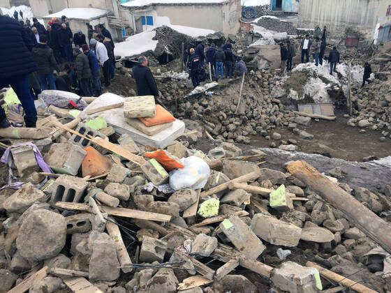 2020 Bilder des Jahres, News 02 Februar News Themen der Woche KW08 News Bilder des Tages (200223) -- VAN (TURKEY), Feb. 23, 2020 (Xinhua) -- People stand on debris in the wake of an earthquake in Van Province, Turkey, on Feb. 23, 2020. Nine people were killed on Sunday in eastern Turkey s Van Province after an earthquake hit neighboring Iran. An earthquake of magnitude 5.7 struck West Azerbaijan Province in northwestern Iran on Sunday, hitting Turkish-Iranian border as well. (Str Xinhua) TURKEY-VAN-EARTHQUAKE-IRAN-BORDER 