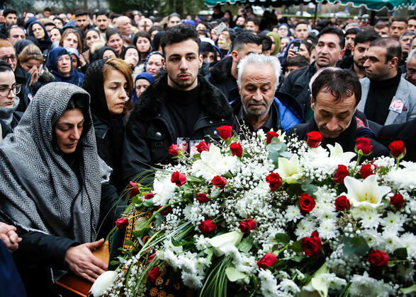2020 Bilder des Jahres, News 02 Februar News Themen der Woche KW09 News Bilder des Tages 24.02.2020, xmgx, Lokal Hanau Trauerfeier Ferhad Uenvar, Beerdignung Trauer Gaeste Friedhof v.l., Hanau Hessen Deutschland (DEU) Heinrich Heine Schule