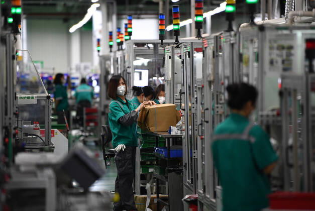 (200225) -- TIANJIN, Feb. 25, 2020 -- People work at the workshop of Schneider Electric Low Voltage (Tianjin) Co., Ltd. in Tianjin, north China, Feb. 25, 2020. The Binhai New District in Tianjin has made efforts to support foreign-funded enterprises to resume production during the fight against the novel coronavirus disease (COVID-19). ) CHINA-TIANJIN-NOVEL CORONAVIRUS-FOREIGN-FUNDED ENTERPRISES-RESUMPTION (CN) LixRan 