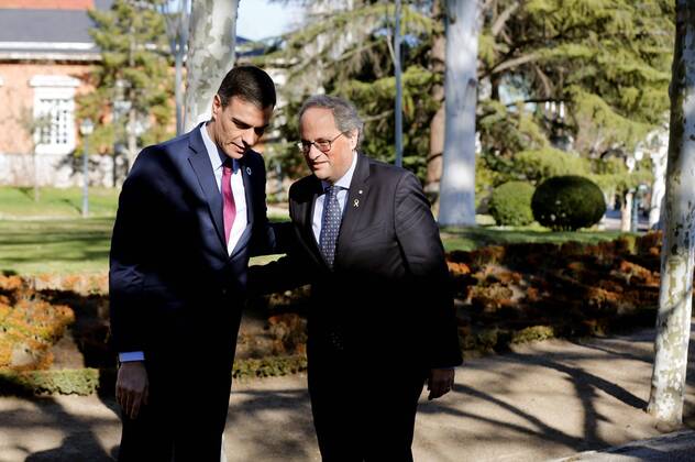 2020 Bilder des Jahres, News 02 Februar News Themen der Woche KW09 News Bilder des Tages Spanish Prime Minister Pedro Sanchez (L) welcomes Catalan regional President Quim Torra (R) prior to the first meeting between the Spanish central Government and the Catalan regional authorities to solve the Catalan issue at the Moncloa palace in Madrid, Spain, 26 February 2020. Spanish central Government and the Catalan regional authorities meet in Madrid !ACHTUNG: NUR REDAKTIONELLE NUTZUNG!  Copyright: xKikoxHuescax GRAF7045 20200226-637183329482394203