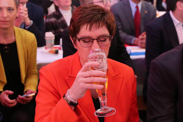 2020 Bilder des Jahres, News 02 Februar News Themen der Woche KW09 News Bilder des Tages 25. Politischer Aschermittwoch der CDU des Landes Mecklenburg Vorpommern am Mittwoch (26.02.2020) in der Hansestadt Demmin (Landkreis Mecklenburgische Seenplatte) mit der CDU-Bundesvorsitzenden, Annegret Kramp-Karrenbauer und dem Mitglied des CDU-Landesvorstands der CDU Mecklenburg-Vorpommern, Werner Kuhn. Bei der Veranstaltung im örtlichen Tennis- & Squash-Center rechnete die Union wieder mit den politischen Gegnern ab.