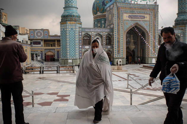 2020 Bilder des Jahres, News 02 Februar News Themen der Woche KW09 News Bilder des Tages February 26, 2020, Tehran, Iran: Iranians wearing face mask walk past in a street of northern Tehran, Iran. According to the Ministry of Health, at least 139 people diagnosed with coronavirus in the country and 19 people have died in Iran. Iran s government rejected claims of a much higher death toll of 50 by a lawmaker from the city of Qom that has been at the epicenter of the virus in the country. The disease caused by the virus (SARS-CoV-2) has been officially named COVID-19 by the World Health Organization Tehran Iran - ZUMAf146 20200226_zip_f146_004 Copyright: xRouzbehxFouladix
