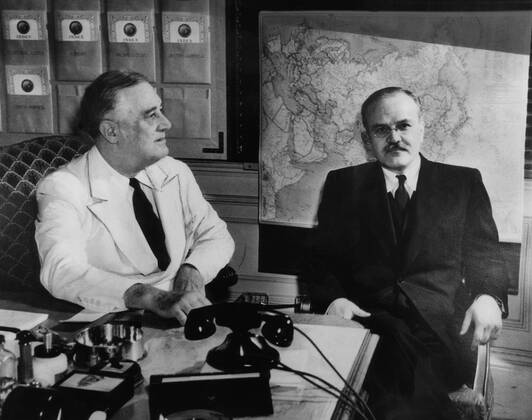 President Franklin D. Roosevelt, and Soviet Commissar of Foreign Affairs Vyacheslav Molotov, the White House, Washington DC, circa 1942. Courtesy Everett Collection PUBLICATIONXNOTxINxCANxCHNxFRAxITAxJPNxNORxPOLxRUSxESPxUKxUSA Copyright: xCourtesyxEverettxCollectionx HBDFRRO EC016