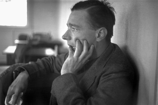 Walker Evans (1903-1975), profile, hand up to face, American photographer, photograph by Edwin Locke, February, 1937. Courtesy Everett Collection PUBLICATIONXNOTxINxCANxCHNxFRAxITAxJPNxNORxPOLxRUSxESPxUKxUSA Copyright: xCourtesyxEverettxCollectionx HCDLCGB EC738