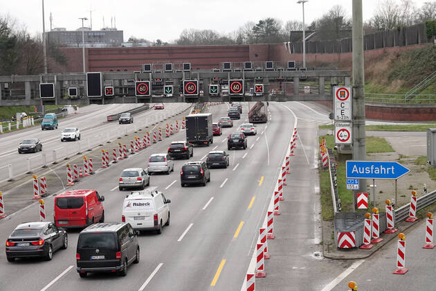 Stau beim Elbtunnel in Hamburg 27.02.2020, DEU, Deutschland, Hamburg: Zäh fliesst der Verkehr auf der Autobahn 7 (A7) in Richtung Süden in den Elbtunnel ein. Weil in der Nacht zu Donnerstag ein Teil der Fahrbahn im Elbtunnel abgesackt war, wurde eine Spur in Richtung Süden gesperrt. In der Folge bildeten sich am Morgen über 20 Kilometer Stau auf der A7. Am Nachmittag wird erneut mit Stau gerechnet. Hamburg Hamburg Deutschland