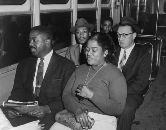 Martin Luther King and others take a seat in the front of the bus in Montgomery, Alabama, on Dec. 21, 1956, at the end of after a yearlong African American boycott. Also shown are Ralph D. Abernathy and Glenn Smiley. Courtesy Everett Collection PUBLICATIONXNOTxINxCANxCHNxFRAxITAxJPNxNORxPOLxRUSxESPxUKxUSA Copyright: xCourtesyxEverettxCollectionx HISL006 EC236