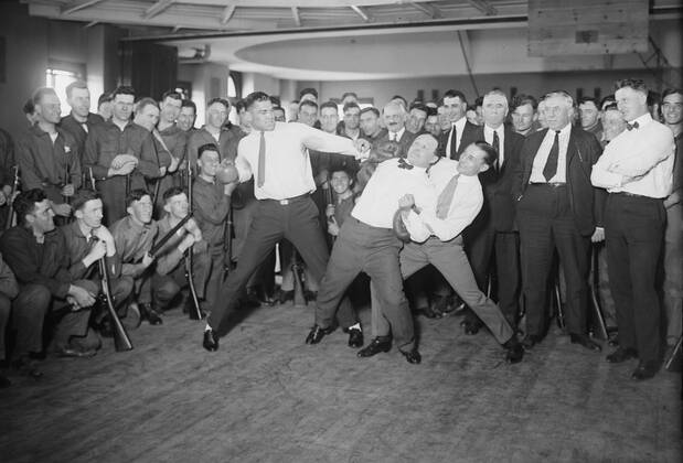 Harry Houdini cannot escape the hold of boxer Benny Leonard and Jack Dempsey prepare to swing. Houdini claimed he could withstand any blow to his stomach. His death from a ruptured appendix followed the punches he accepted from a McGill University student Courtesy Everett Collection PUBLICATIONXNOTxINxCANxCHNxFRAxITAxJPNxNORxPOLxRUSxESPxUKxUSA Copyright: xCourtesyxEverettxCollectionx HISL007 EC426