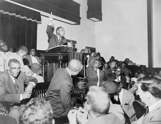 Rev. Martin Luther King, Jr., speaking at a meeting of the Montgomery Improvement Association, the organization form after Rosa Parks was arrested for not moving to the back of the bus. Earlier, King, then, only 27 years old, was elected the organization Courtesy Everett Collection PUBLICATIONXNOTxINxCANxCHNxFRAxITAxJPNxNORxPOLxRUSxESPxUKxUSA Copyright: xCourtesyxEverettxCollectionx HISL009 EC044