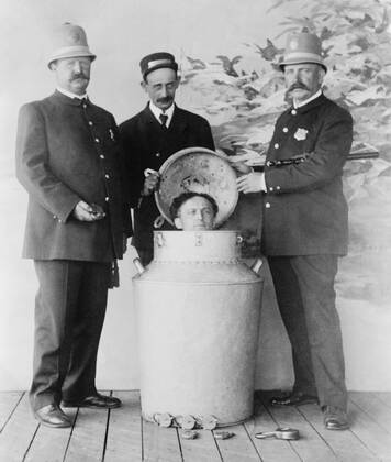 Harry Houdini performs the great milk can escape from a giant milk can filled with water in St. Louis in 1908. Courtesy Everett Collection PUBLICATIONXNOTxINxCANxCHNxFRAxITAxJPNxNORxPOLxRUSxESPxUKxUSA Copyright: xCourtesyxEverettxCollectionx HISL011 EC118