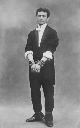 Harry Houdini (1874-1926), in chains. 1903. Courtesy Everett Collection PUBLICATIONXNOTxINxCANxCHNxFRAxITAxJPNxNORxPOLxRUSxESPxUKxUSA Copyright: xCourtesyxEverettxCollectionx HISL011 EC122