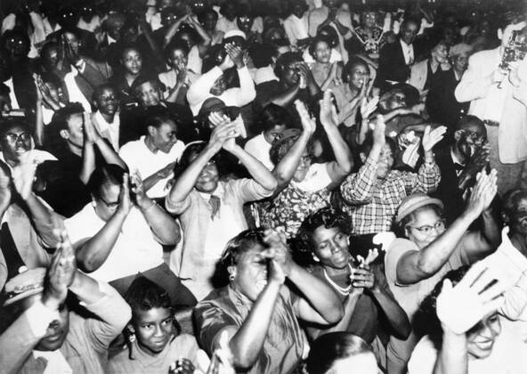 Audience at the First Baptist Church of Montgomery, Alabama during a standing ovation for the leaders of the Montgomery Improvement Association in the early months of the year long bus boycott on February 23, 1956. Among the MIA leaders were Martin Luther Courtesy Everett Collection PUBLICATIONXNOTxINxCANxCHNxFRAxITAxJPNxNORxPOLxRUSxESPxUKxUSA Copyright: xCourtesyxEverettxCollectionx HISL019 EC158