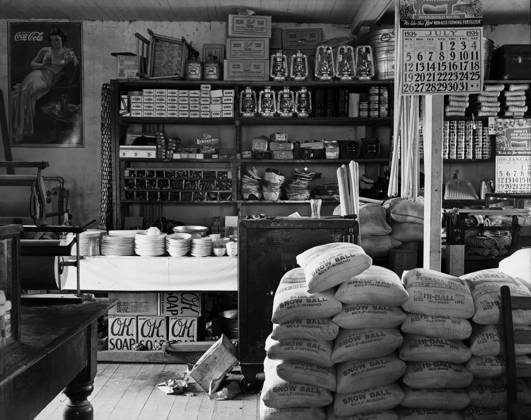 General store interior in Moundville Alabama. Goods for sale include flour salt cooking utensils canning jars soap kerosene lanterns rope and shotgun shells. 1936 photo by Walker Evans. (BSLOC_2010_18_102) Courtesy Everett Collection PUBLICATIONXNOTxINxCANxCHNxFRAxITAxJPNxNORxPOLxRUSxESPxUKxUSA Copyright: xCourtesyxEverettxCollectionx HISL023 EC279