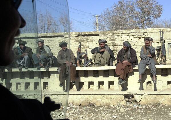 Northern Alliance troops under General Dostum s command in Mazar-e Sharif take a break on a wall in the median of the town s busiest street. The Taliban were driven from Mazir-e Sharif on Nov. 10 2001 by these troops., Photo by:Everett Collection(BSLOC_20 Everett Collection(BSLOC_2011_6_206) PUBLICATIONXNOTxINxCANxCHNxFRAxITAxJPNxNORxPOLxRUSxESPxUKxUSA Copyright: xCourtesyxEverettxCollectionx HISL024 EC260