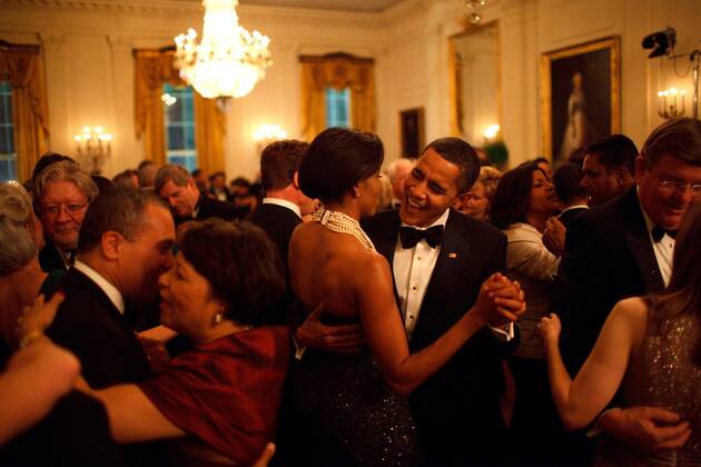 President and Michelle Obama dance to the music of Earth Wind and Fire at the Governors Ball in the White House. Michelle wears a deep purple sequined strapless gown by Peter Soronen with a multi-stranded necklace of pearls and crystals by Tom Binns. Fe Everett Collection(BSLOC_2011_7_116) PUBLICATIONXNOTxINxCANxCHNxFRAxITAxJPNxNORxPOLxRUSxESPxUKxUSA Copyright: xCourtesyxEverettxCollectionx HISL025 EC098