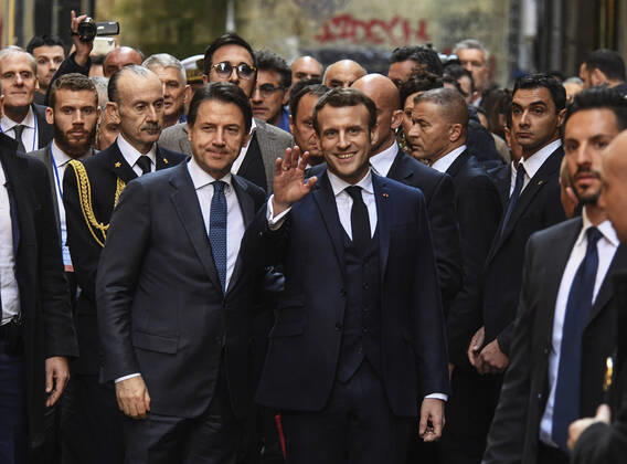 2020 Bilder des Jahres, News 02 Februar News Themen der Woche KW09 News Bilder des Tages French President Emmanuel Macron with Italian Prime Minister Giuseppe Conte walk the streets of central Naples before the Franco-Italian summit begins, in Naples, southern Italy, on February 27, 2020  Copyright: xSalvatorexLaportax xIPAx xKontrolabx