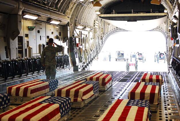Flag draped coffins of five US soldiers killed at Fort Hood. 13 were killed and 38 injured on Nov. 5 2009 by US Army major Nidal Malik Hasan an American-born Muslim of Palestinian descent. (BSLOC_2011_12_355) Courtesy Everett Collection PUBLICATIONXNOTxINxCANxCHNxFRAxITAxJPNxNORxPOLxRUSxESPxUKxUSA Copyright: xCourtesyxEverettxCollectionx HISL027 EC280