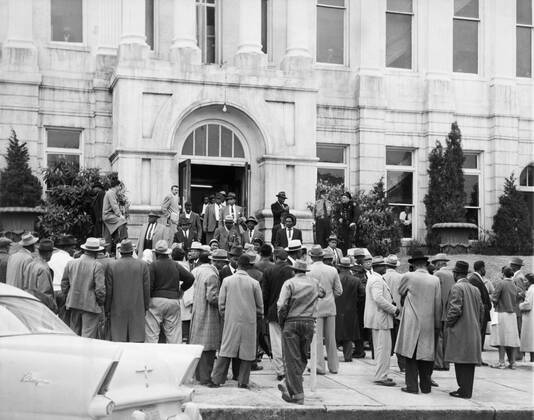 Legal retaliation for Montgomery Bus Boycott. Ninety bus boycott leaders gather outside the courthouse in Montgomery, Alabama, after arraignment for participation in the bus boycott. They were charged with violating a statue barring boycotts without just Courtesy Everett Collection PUBLICATIONXNOTxINxCANxCHNxFRAxITAxJPNxNORxPOLxRUSxESPxUKxUSA Copyright: xCourtesyxEverettxCollectionx HISL033 EC787