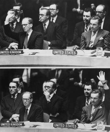 The 1956 Suez Crisis strains Anglo-American relations. TOP: Great Britain s Sir Pierson Dixon voting against a UN resolution that Israel withdraw its armed forces from Egypt. BOTTOM: United States delegate Henry Cabot Lodge voting for the proposal. Oct. 3 Courtesy Everett Collection PUBLICATIONXNOTxINxCANxCHNxFRAxITAxJPNxNORxPOLxRUSxESPxUKxUSA Copyright: xCourtesyxEverettxCollectionx HISL034 EC147