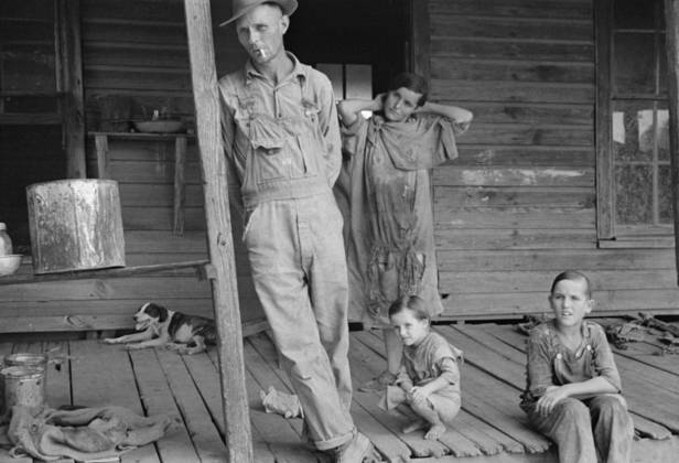 Floyd Burroughs, Alabama sharecropper, on his porch with neighbors children, 1936. By Walker Evans. (BSLOC_2013_7_33) Courtesy Everett Collection PUBLICATIONXNOTxINxCANxCHNxFRAxITAxJPNxNORxPOLxRUSxESPxUKxUSA Copyright: xCourtesyxEverettxCollectionx HISL035 EC660