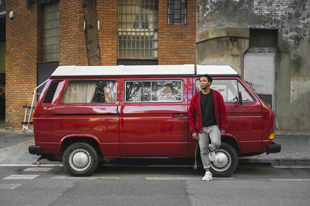 Mature man leaning at reed Volkswagen Transporter parked at roadside model released Symbolfoto  AFVF05240