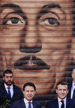 French President Emmanuel Macron, visiting Naples for the Italian-French summit, arrives at the San Ferdinando theater with the Italian Prime Minister, Giuseppe Conte. Behind them a mural of the famous Italian playwright Eduardo De FIlippo. Copyright: xSalvatorexLaportax xIPAx xKontrolabx