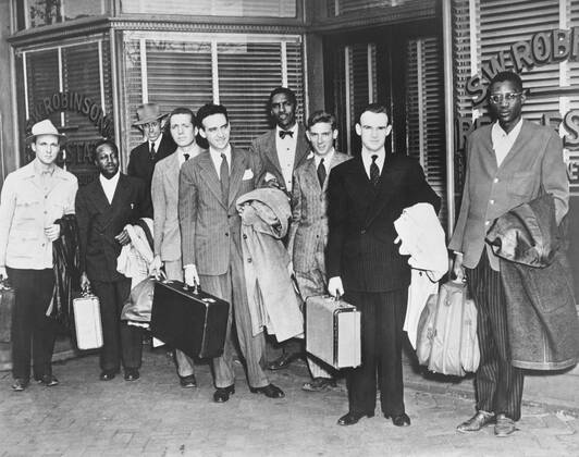 The first Freedom Riders holding suitcases outside the office of Attorney S.W. Robinson. Richmond, Virginia on April 9, 1947. L-R: Worth Randle, Wally Nelson, Ernest Bromley, Jim Peck, Igal Roodenko, Bayard Rustin, Joe Felmet, George Houser, and Andy Jo For usage credit please use; PUBLICATIONXNOTxINxCANxCHNxFRAxITAxJPNxNORxPOLxRUSxESPxUKxUSA Copyright: xCourtesyxEverettxCollectionx HISL038 EC362