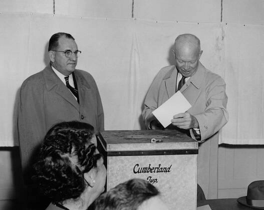 President Eisenhower voting 1956 at the Cumberland County Election House. Nov. 6, 1956. It was near the President s Gettysburg Farm in Pennsylvania. - (BSLOC_2014_16_11) For usage credit please use; PUBLICATIONXNOTxINxCANxCHNxFRAxITAxJPNxNORxPOLxRUSxESPxUKxUSA Copyright: xCourtesyxEverettxCollectionx HISL038 EC915