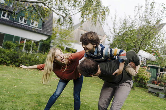 IMAGO Creative: Digitale Welt, Verzicht auf Technologie Happy family playing in garden, pretending to fly model released Symbolfoto property released  KNSF07321