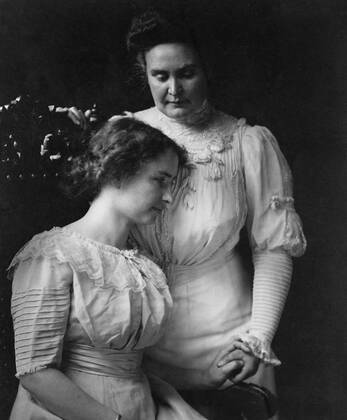 Helen Keller holding hand of her teacher, Anne Mansfield Sullivan (Mrs. John A. Macy) c. 1909. Sullivan began teaching the deaf and blind Keller in 1886 and was her interpreter until Sullivans death in 1936 (BSLOC_2018_4_105) For usage credit please use; PUBLICATIONXNOTxINxCANxCHNxFRAxITAxJPNxNORxPOLxRUSxESPxUKxUSA Copyright: xCourtesyxEverettxCollectionx HISL047 EC223
